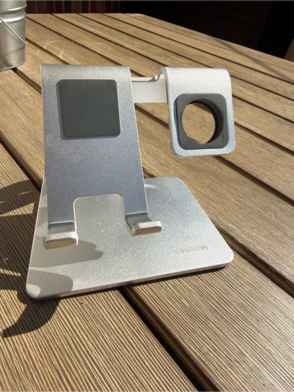 OMOTON 2-in-1 Aluminum iPhone & Apple Watch Charging Stand Silver